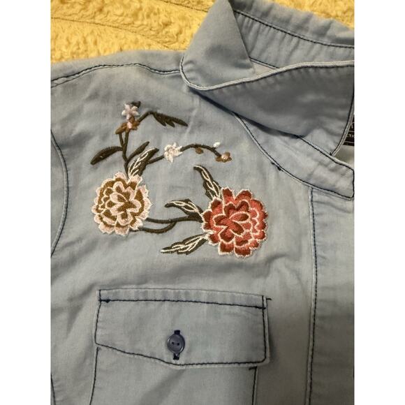 Cavalini Denim Collection Blue Embriodered Floral roses Button-up Shirt Medium - Picture 6 of 9